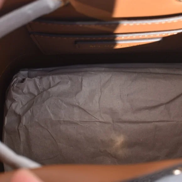 Michael Kors Mercer bucket bag - Picture 12 of 16